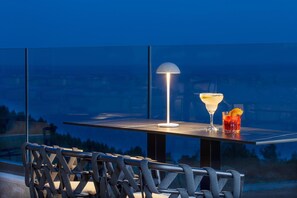 6 bars/lounges, 3 poolside bars, swim-up bar, beach bar
