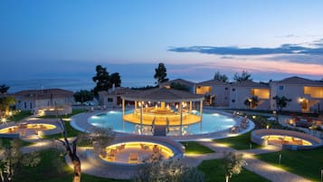 Indoor pool, 4 outdoor pools, pool umbrellas, pool loungers