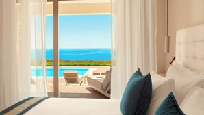 Un dormitorio con vista a una piscina y al océano.