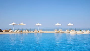 Indoor pool, 4 outdoor pools, pool umbrellas, pool loungers