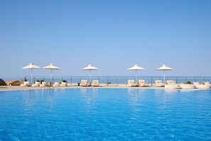 Piscina interna, 4 piscinas externas, guarda-sóis, espreguiçadeiras