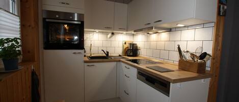 Kylskåp, ugn, spishäll och diskmaskin