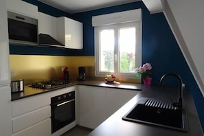 Réfrigérateur, micro-ondes, four, plaque de cuisson