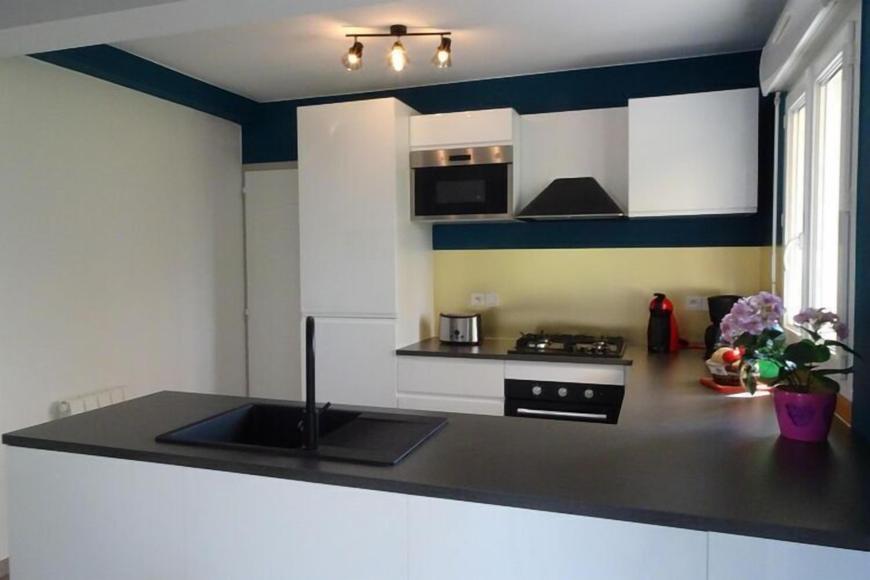 Jääkaappi, mikroaaltouuni, uuni, liesi