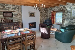 Dining - Stone House near Penze River and Morlaix Bay (Plouénan)