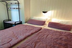 3 habitaciones, tabla de planchar con plancha y cuna de viaje 