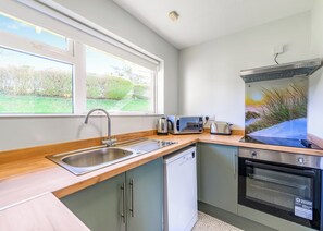 Réfrigérateur, un four, surface de cuisson, grille-pain