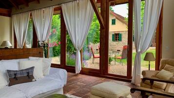 Smart-TV, peis, DVD-spiller og bøker