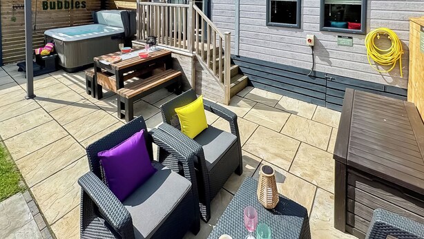 Outdoor dining - Twilight Spa (Pet Garden) (Raywell, Beverley)