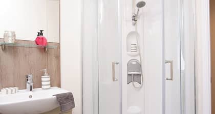 Luxury Willow Lodge (Sleeps 4, Dog Friendly)