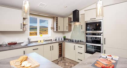 Luxury Willow Lodge (Sleeps 4, Dog Friendly)