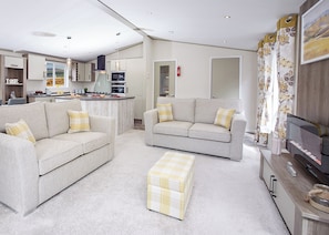TV - Luxury Willow Lodge (Sleeps 4, Dog Friendly) (Cockburnspath, Nr Dunbar)