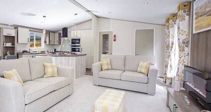 Luxury Willow Lodge (Sleeps 4, Dog Friendly)