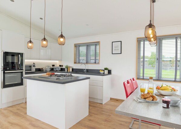 Dining - 3 bedroom accommodation in Newbury (Newbury)