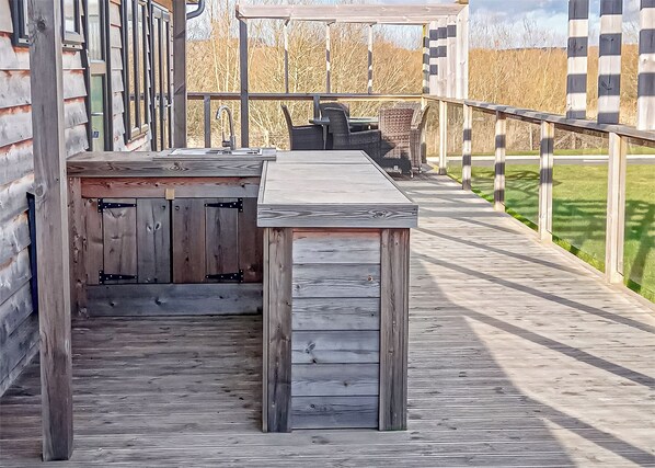 Outdoor dining - 3 bedroom accommodation in Newbury (Newbury)