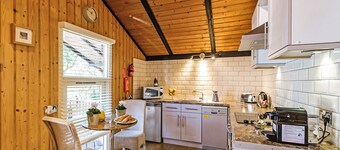 Cosy and comfortable lodge with king-size four poster bed.