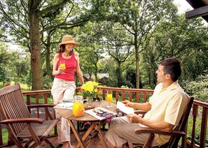 Outdoor dining - Cosy and comfortable lodge with king-size four poster bed. (Harrogate)