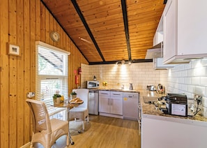 Fridge, oven, stovetop, dishwasher - Cosy and comfortable lodge with king-size four poster bed. (Harrogate)