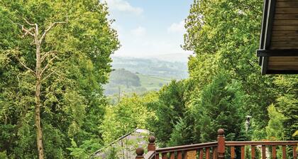 Cosy and comfortable lodge with king-size four poster bed.