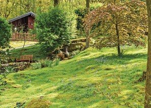 Property grounds - Cosy and comfortable lodge with king-size four poster bed. (Harrogate)