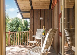Outdoor dining - Cosy and comfortable lodge with king-size four poster bed. (Harrogate)