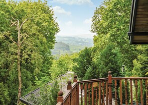 Property grounds - Cosy and comfortable lodge with king-size four poster bed. (Harrogate)