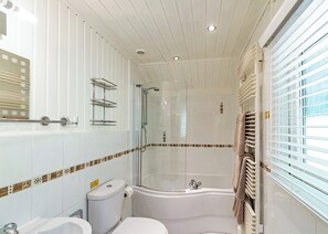 Bathroom - Cosy and comfortable lodge with king-size four poster bed. (Harrogate)