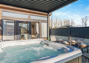 Outdoor dining - 2 bedroom accommodation in Skirlaugh, Nr Hull (Skirlaugh, Nr Hull)