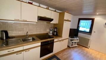 Fridge, oven, stovetop, coffee/tea maker