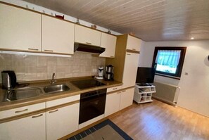 Fridge, oven, stovetop, coffee/tea maker