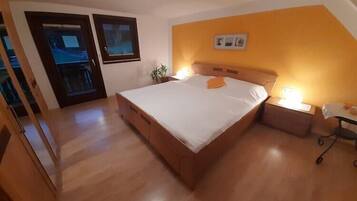 2 bedrooms, travel crib, free WiFi