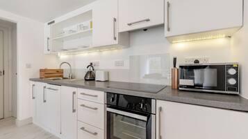 Kühlschrank, Ofen, Herdplatte, Geschirrspüler