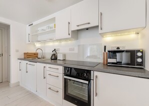 Een koelkast, een oven, een kookplaat, een vaatwasser