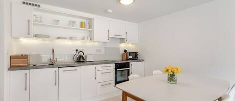 Réfrigérateur, four, plaque de cuisson, lave-vaisselle