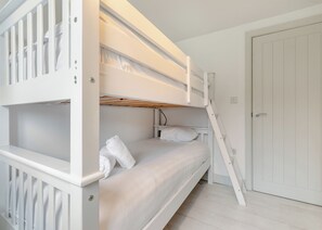 2 bedrooms, free WiFi - Sea Shore Pet apartments are perfect for families with children and pets. (Millendreath, Looe)