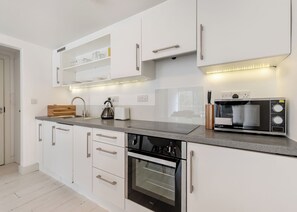 Fridge, oven, stovetop, dishwasher - Sea Shore Pet apartments are perfect for families with children and pets. (Millendreath, Looe)