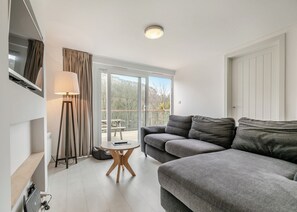 Living area - Sea Shore Pet apartments are perfect for families with children and pets. (Millendreath, Looe)