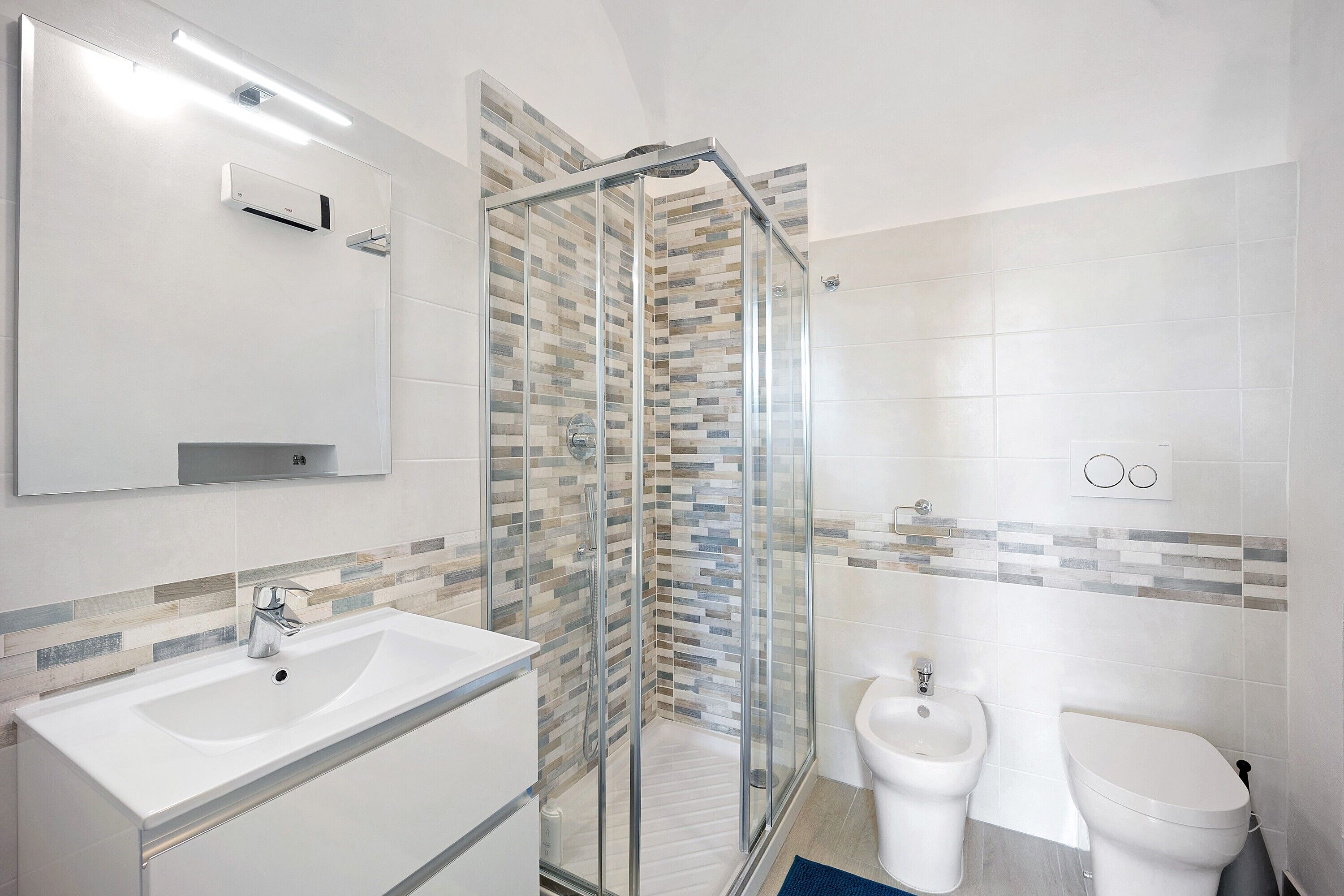 Douche, sèche-cheveux, serviettes fournies