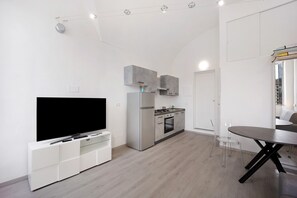 Frigorifero, forno, piano cottura, macchina per tè/caffè