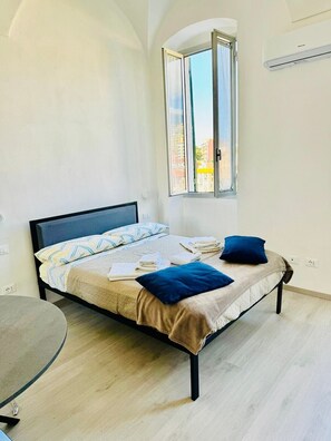 1 habitación, tabla de planchar con plancha, wifi gratis y ropa de cama 