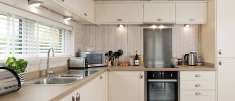 Réfrigérateur, un four, surface de cuisson, grille-pain