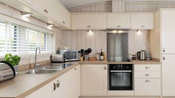 Réfrigérateur, four, plaque de cuisson, grille-pain