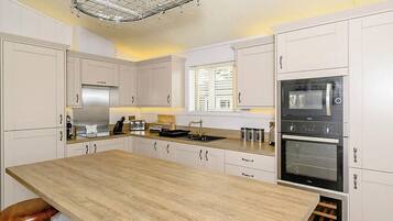 Réfrigérateur, four, plaque de cuisson, grille-pain