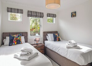 3 bedrooms, free WiFi - 3 bedroom accommodation in Raywell, Beverley (Raywell, Beverley)