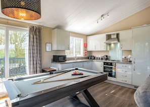 Réfrigérateur, un four, surface de cuisson, grille-pain