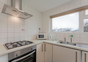 Frigorifero, forno, piano cottura, tostapane