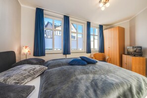 1 Schlafzimmer, Schreibtisch, Bügeleisen/Bügelbrett, Reisekinderbett