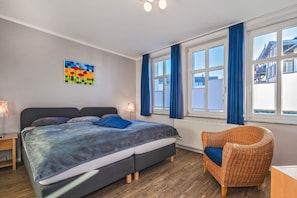 1 chambre, bureau, fer et planche à repasser, lit parapluie
