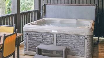 Outdoor spa tub