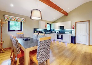 Køleskab, ovn, kogeplade, brødrister